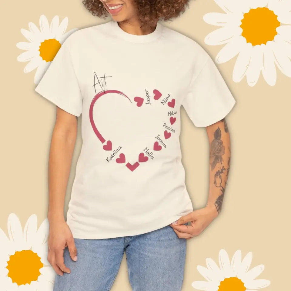 Personoitu t-paita tai college äidille – lasten nimet sydämessä